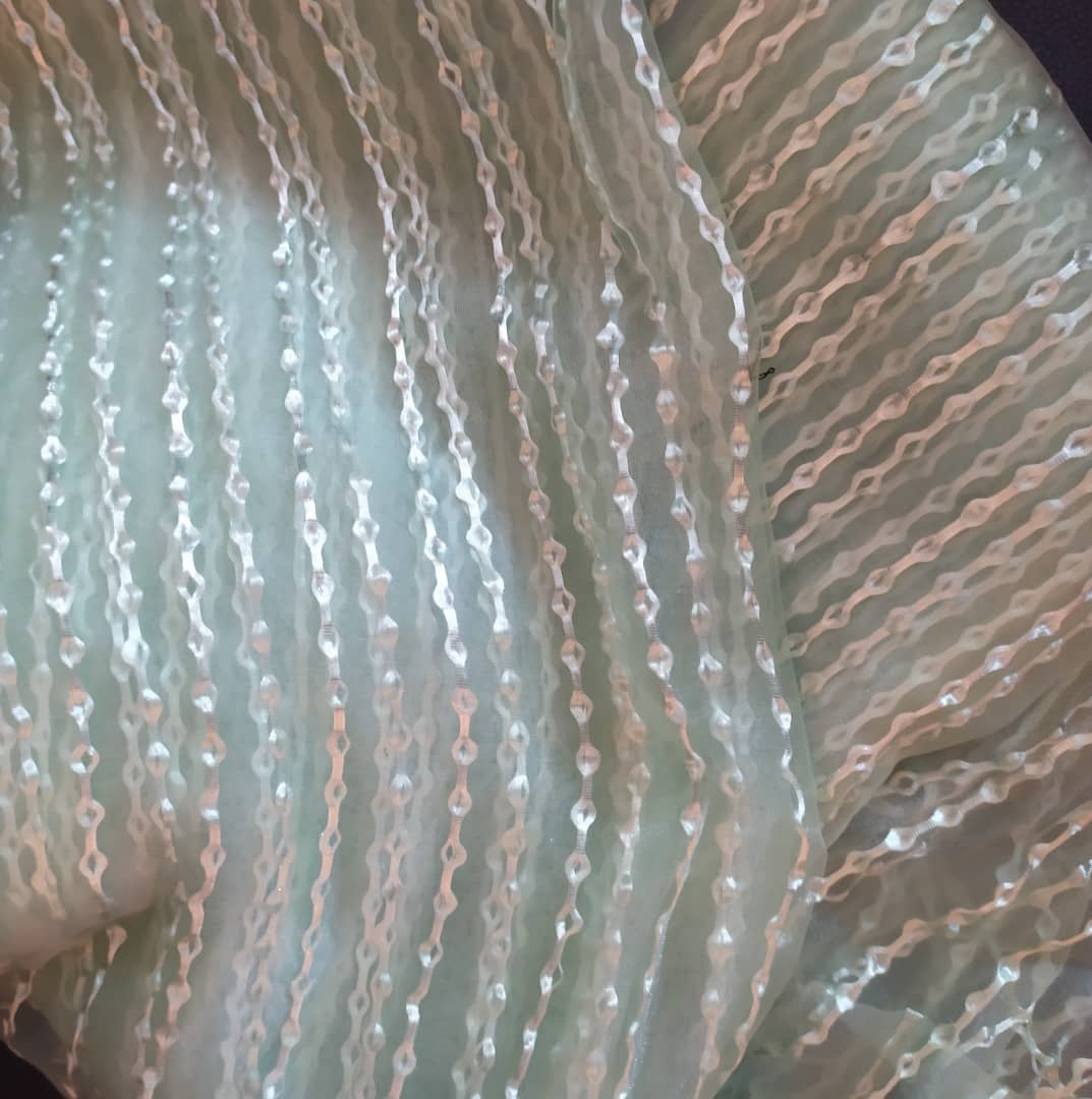 Tissu organza vert clair rayures dorés Tissu organza vert clair rayures dores